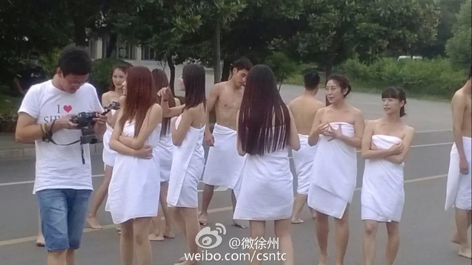 中国矿业大学学生裹浴巾拍摄毕业照