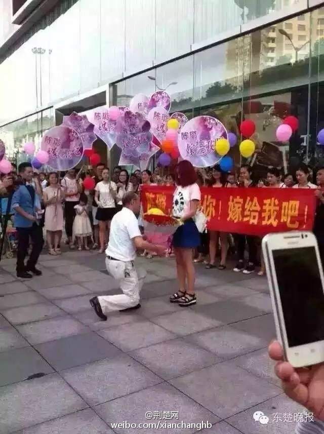 60后大叔成功求婚90后萝莉