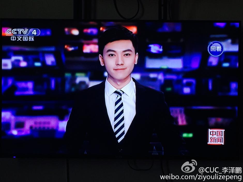 央视90后帅气男主播走红 网友称为他早起看新闻