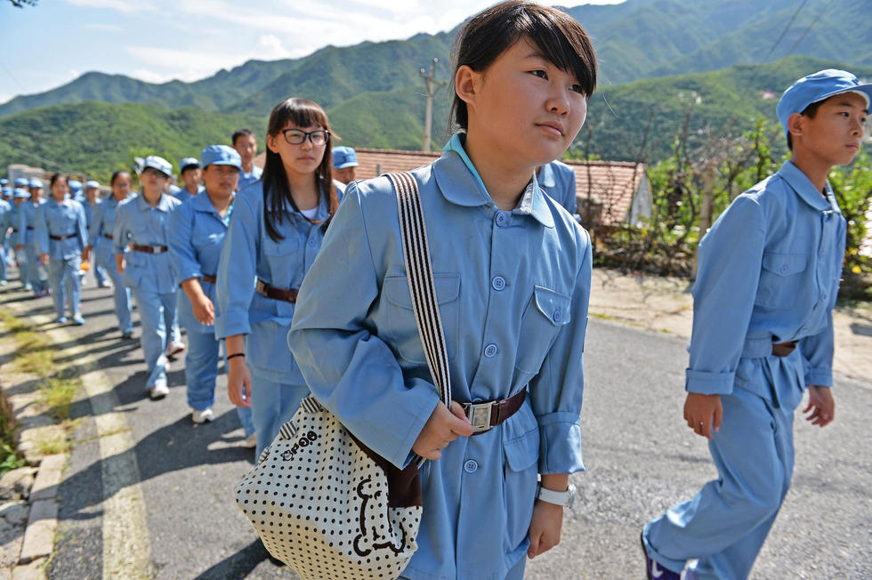 北京300名师生身穿八路军军装纪念抗战