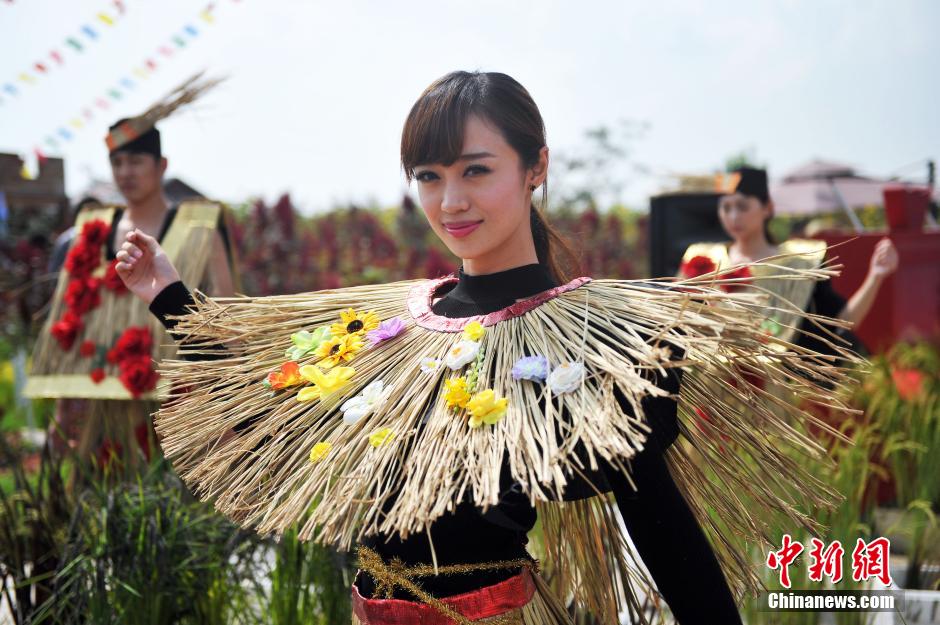 “稻草美女”亮相稻米文化节