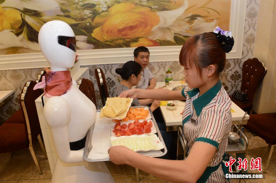 “女神”机器人现身重庆火锅店内跑堂上菜