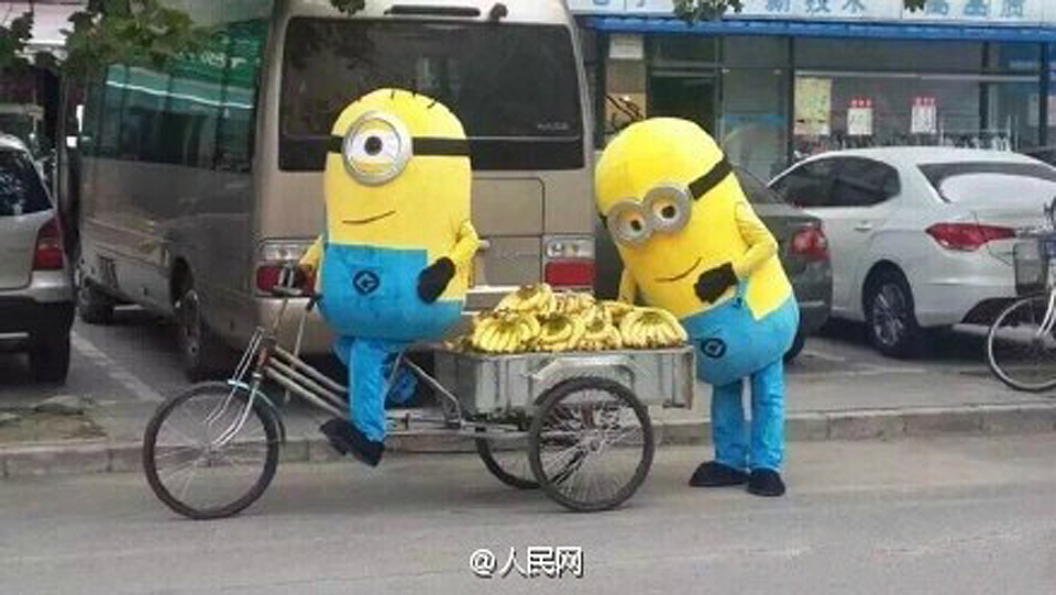 “小黄人”路边卖香蕉 惨遭保安驱赶