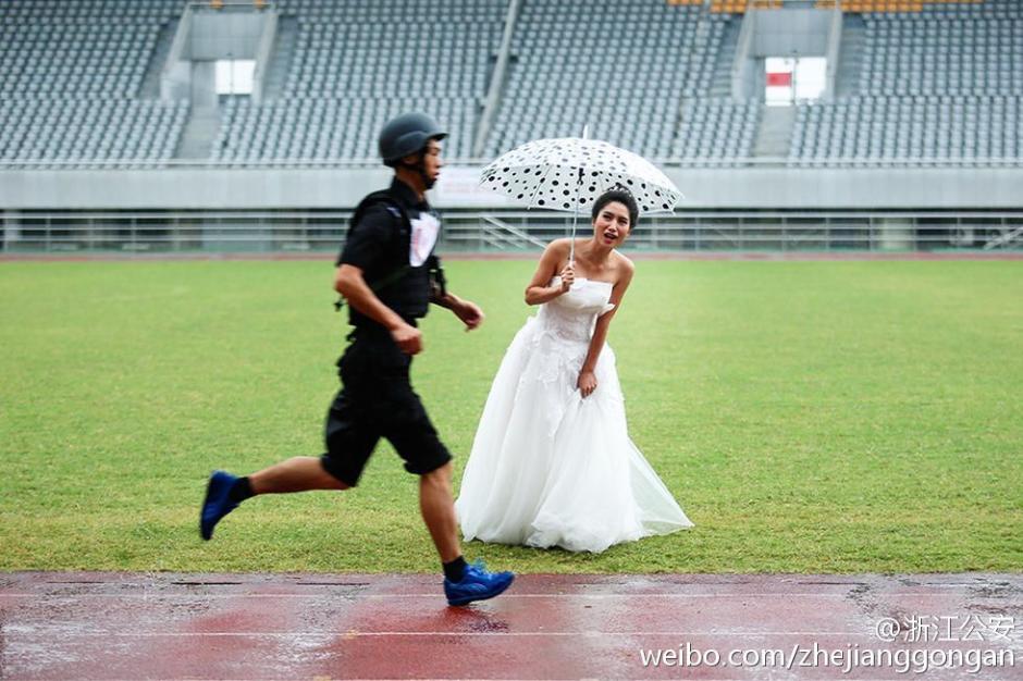 特警大喜之日参加比武 新娘穿婚纱雨中加油