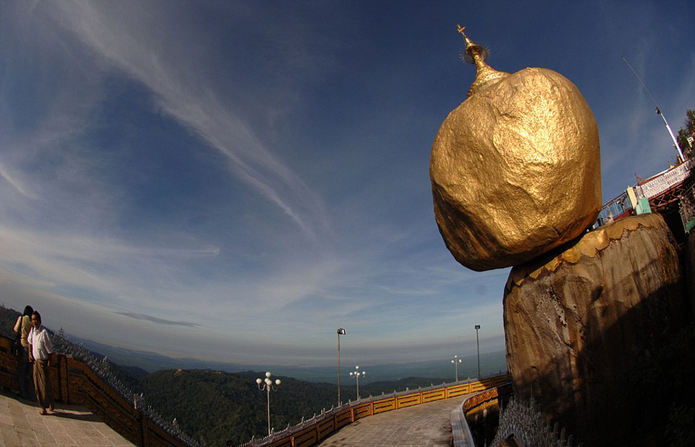 探秘缅甸大金石:抵抗重力悬挂峭壁数百年