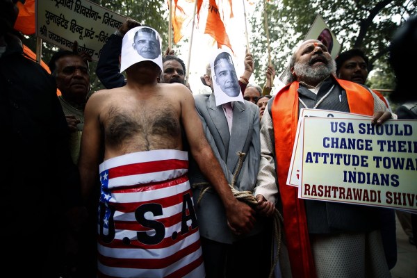印度新德里民众愤而示威抗议。