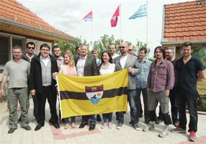 捷克议员（前排左四）与未来的Liberland自由共和国国民们合影