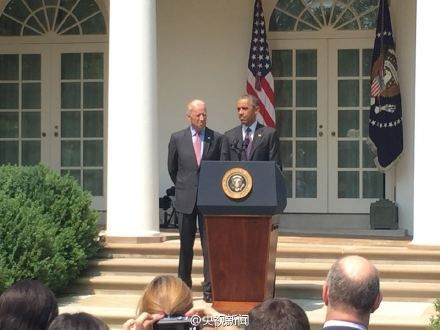 奥巴马在白宫玫瑰园正式宣布：美国与古巴正式重新建立外交关系。