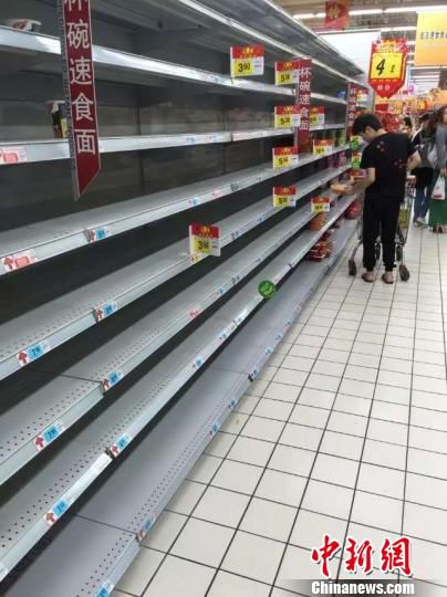 舟山市民囤物资抗台风一超市“速食面”被抢空