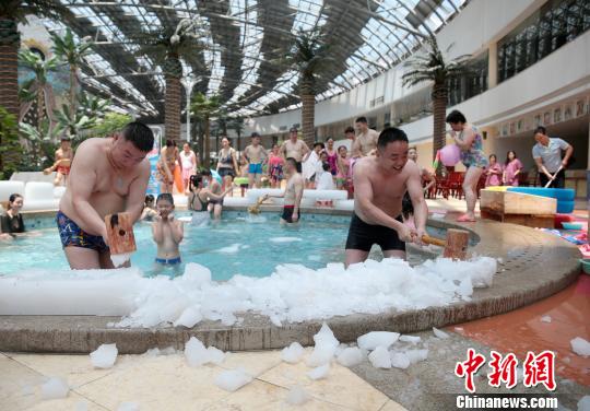 盛夏酷暑游客泡冰泉、抱冰块降温纳凉