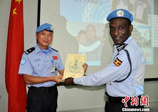 中国维和警察忆南苏丹维和：当地百姓身背AK47