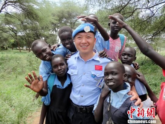 中国维和警察忆苏丹维和：当地百姓身背AK47