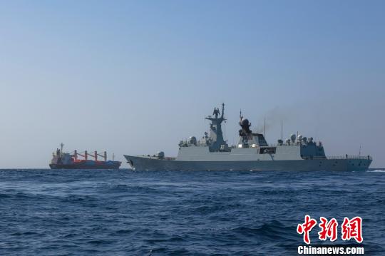 中国海军护航编队玉林舰平安护送被劫外籍货船至安全海域
