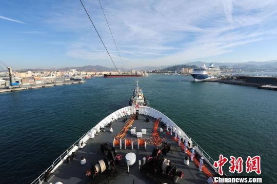 中国海军和平方舟医院船首次停靠西班牙（图）