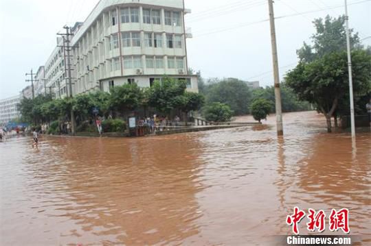 内江田家镇暴涨的洪水已经漫过街道