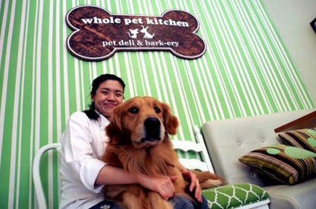 菲律宾另类咖啡馆为宠物狗设菜单人狗同桌进餐