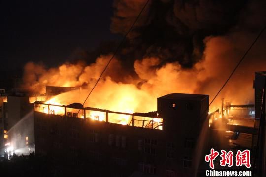 温州一鞋厂发生火灾 因周边违建12小时才扑灭