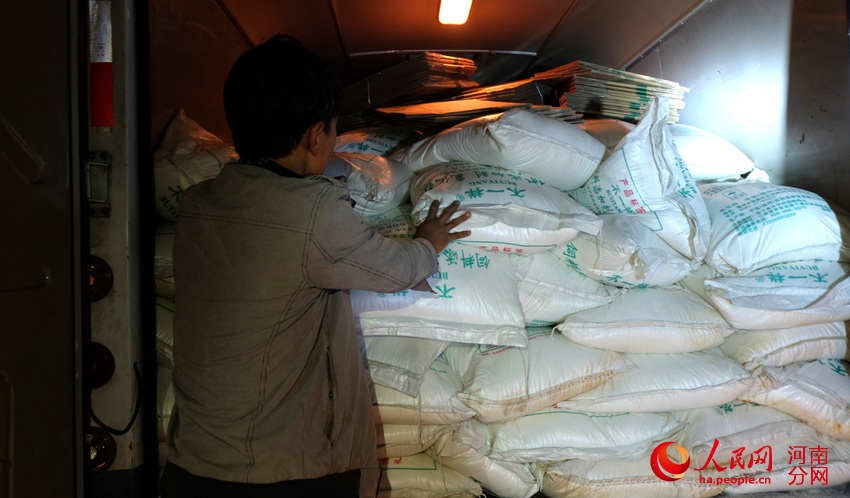 郑州端掉一制假窝点 28吨假食用盐够1万人吃一年