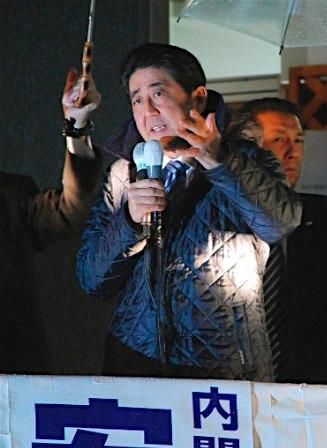 11月26日，安倍在盛冈市发表街头演讲（图片来源：《时事通信》）