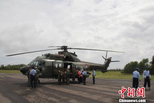 印尼搜救队打捞出16具亚航失事客机遇难者遗体