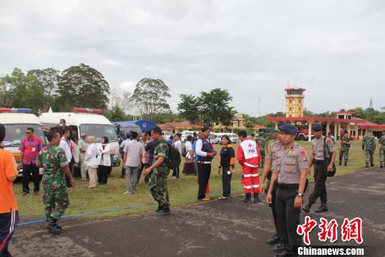 印尼搜救队打捞出16具亚航失事客机遇难者遗体