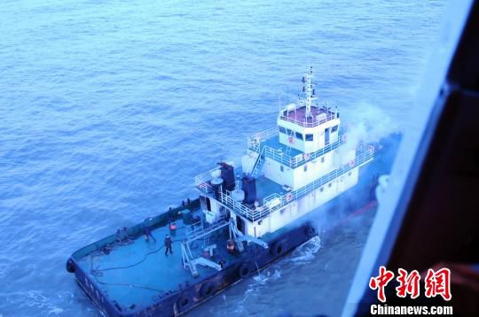 渤海海峡一拖轮失火6船员全部获救（图）