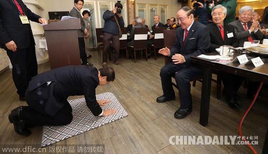 当地时间1月6日，首尔市长朴元淳出席大韩老人会首尔市联合会的新年座谈会，向与会老年人行跪拜礼。