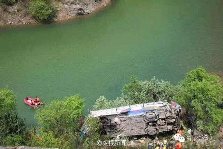 载17人大巴车在浙江坠崖目前已有一人死亡（图）