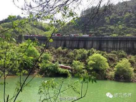 载17人大巴车在浙江坠崖 目前已有一人死亡(图)