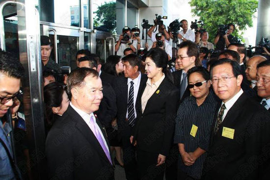 泰国前总理英拉渎职案19日开审 英拉出庭(组图)