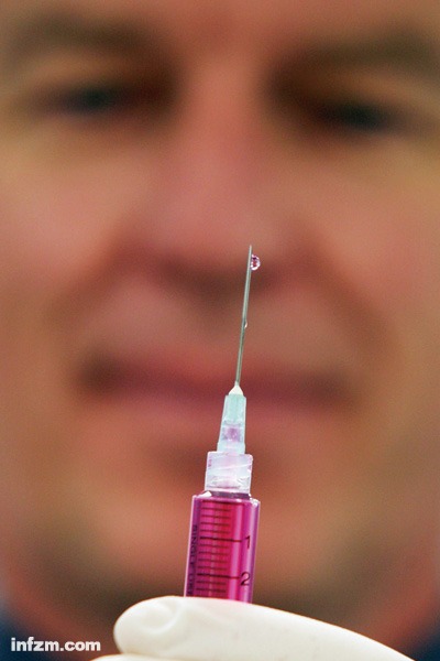 2005年8月12日，澳大利亚布里斯班，Ian Frazer 教授在开发HPV疫苗的实验室工作。