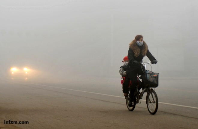 图为2月28日，河北保定一位路人在雾霾天气中骑行。
