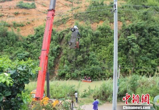 福建平和小客车坠河 已寻获车辆及3名孩子遗体(图)