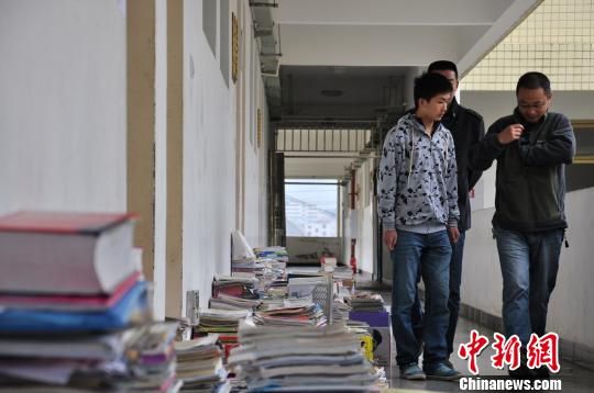 重庆“爱心爸爸”八年资助42名贫困孩子上学