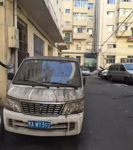 哈尔滨一小区私家车被集体泼粪物业拟安摄像头