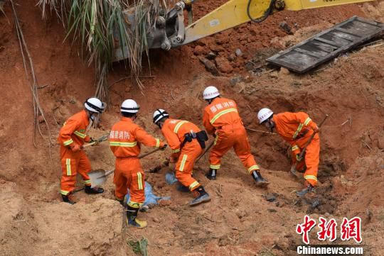 福建龙岩市永定区一处泥土护坡突然坍塌，两名没来得及逃跑的工人不幸被埋。