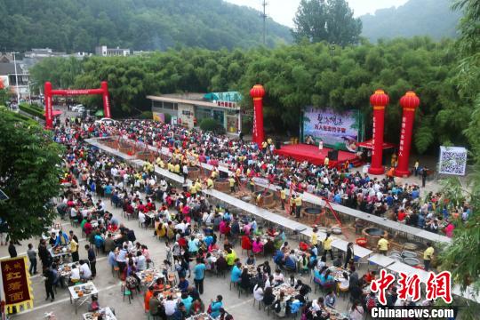河南栾川数千游客共享生态竹子宴