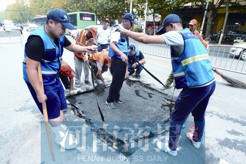 道路养护工不顾脚伤 拄着拐棍给路面“打补丁”