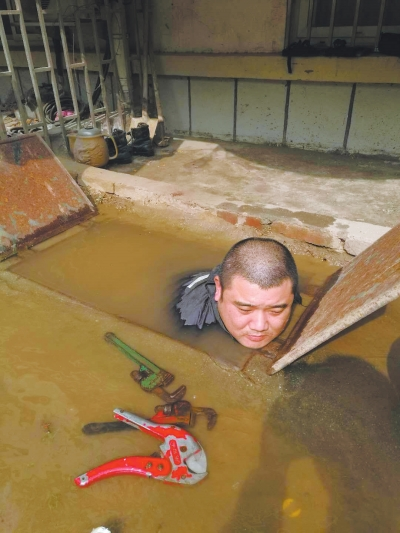  管道漏水他全身泡在水中抢修 网友点赞直呼心疼