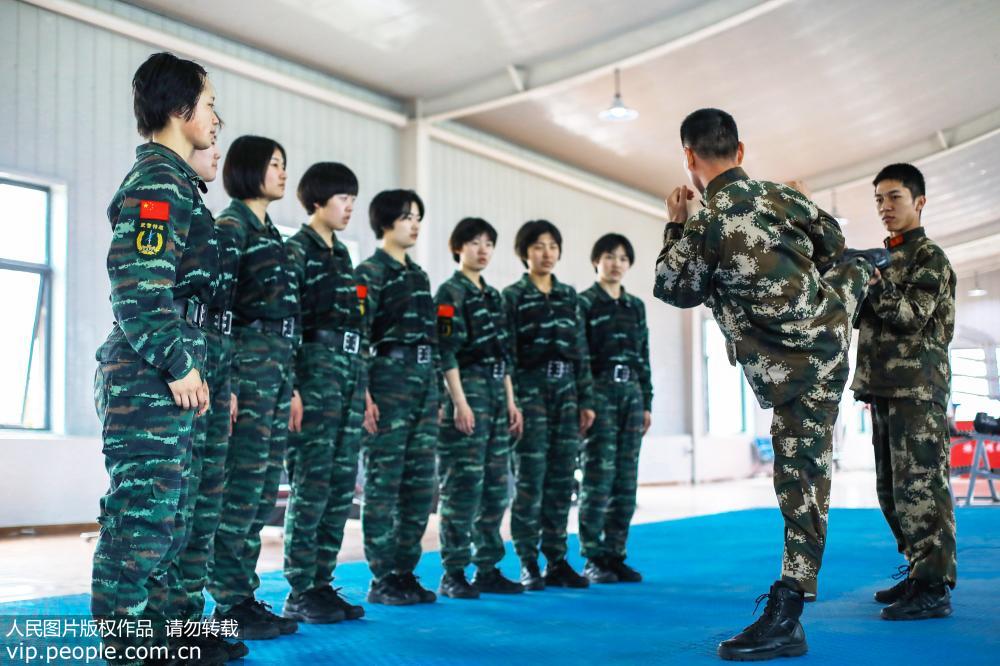 直击武警特战女兵搏击训练 直击武警特战女兵搏击训练