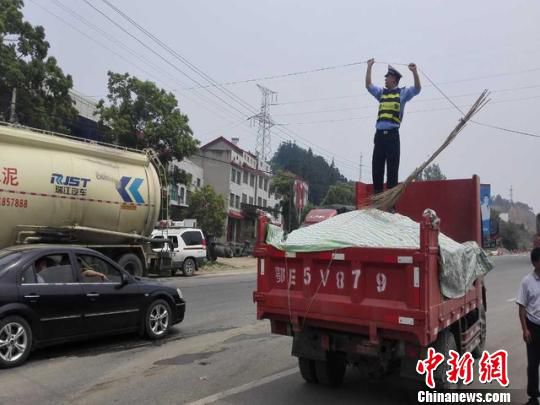 线缆垂落致交通阻塞交警充当“人肉电线杆”（图）