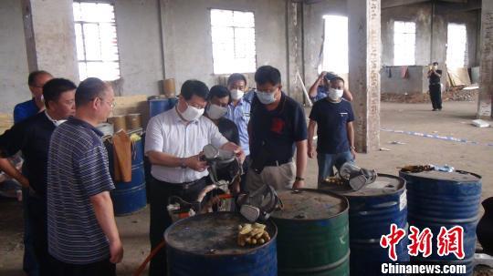 图为云南警方在昭通一废弃肥料厂内缴获的制毒设备。　云南省公安厅供图 摄