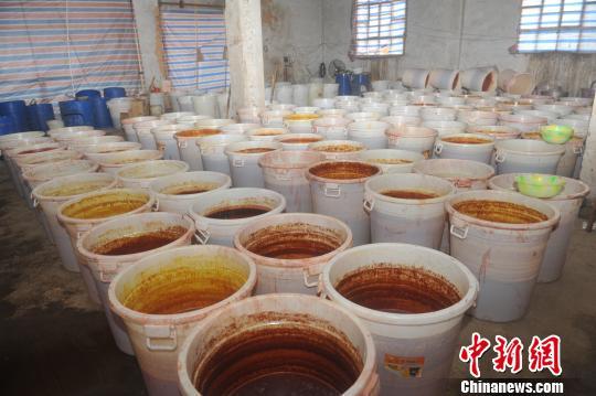 图为云南警方在昭通一废弃肥料厂内缴获的制毒物品。　云南省公安厅供图 摄