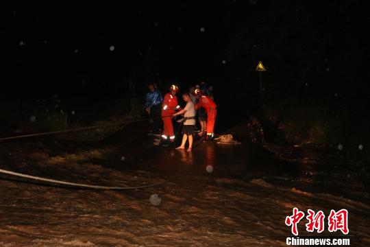 云南元江9人被困山体滑坡和洪水间已成功救出（图）