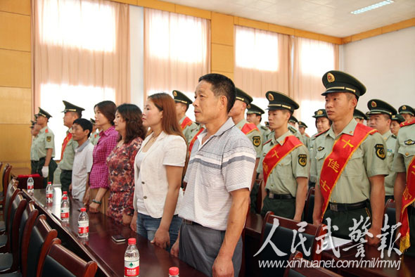 十佳士官同家长亲人同台受到表彰。图片来源：人民武警报