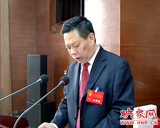代县长王东征代表县政府向大会作《政府工作报告》