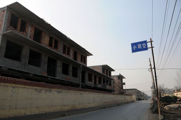 小司空村东头,一排8套的3层连体“别墅”已经建到了第6排(1月9日摄)。
