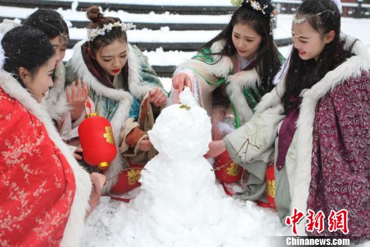 古装美女雪中斗艳穿越古今玩“打雪仗、堆雪人”