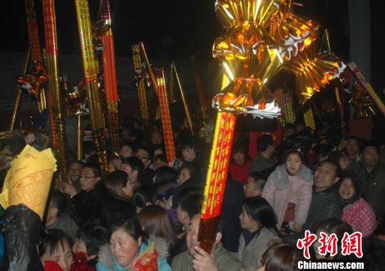 河南淮阳万人连夜排队争烧新年头炷香为家人祈福