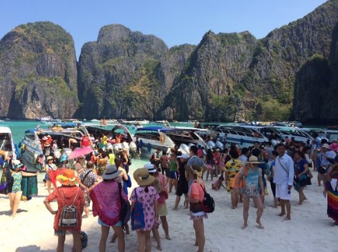 挤满中国游客的泰国皮皮岛海滩。（参考消息）